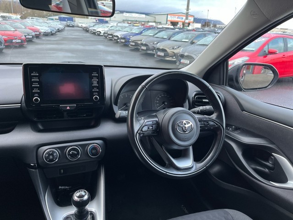 2022 Toyota Yaris - image 9