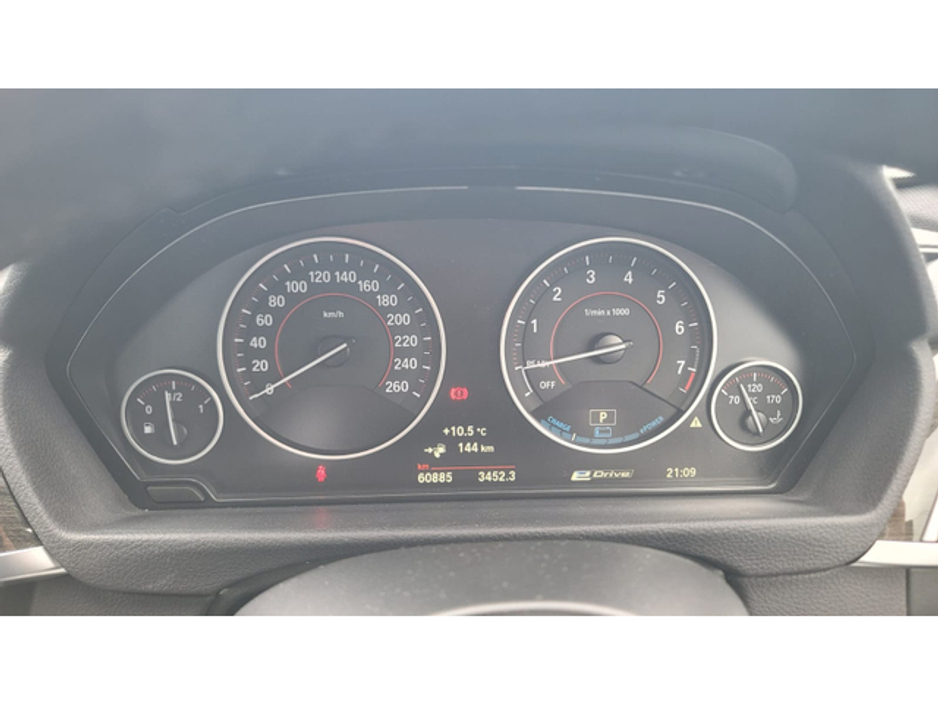 2016 BMW 3 Series - image 18