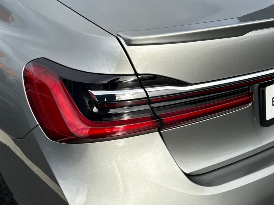 2022 BMW 7 Series - image 20