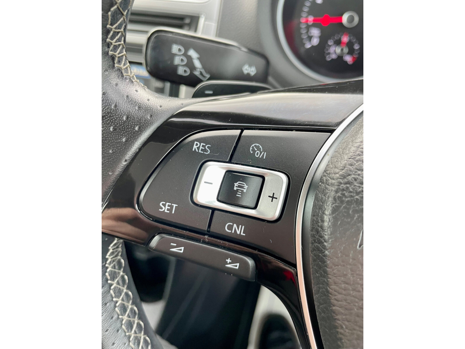 2015 Volkswagen Polo - image 27