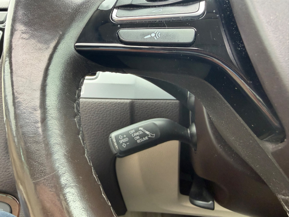 2018 Volkswagen Touareg - image 26