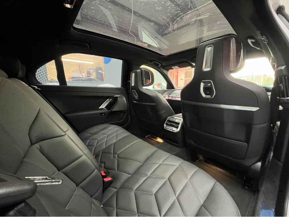 2025 BMW i7 - image 27