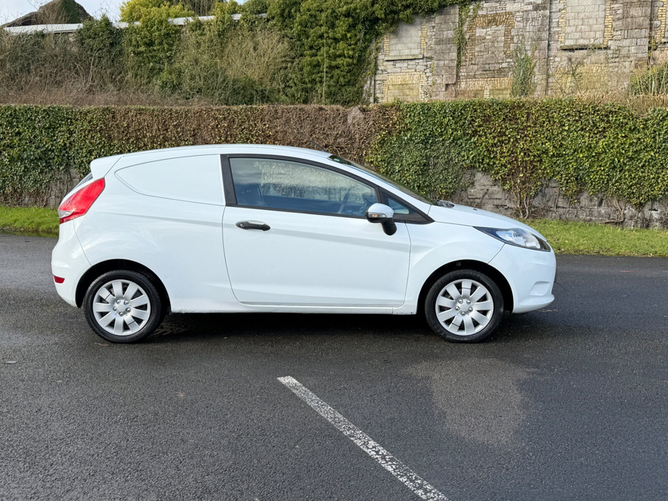 2012 Ford Fiesta - image 8