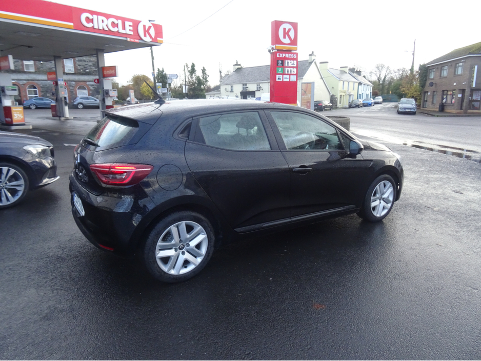 2022 Renault Clio - image 9