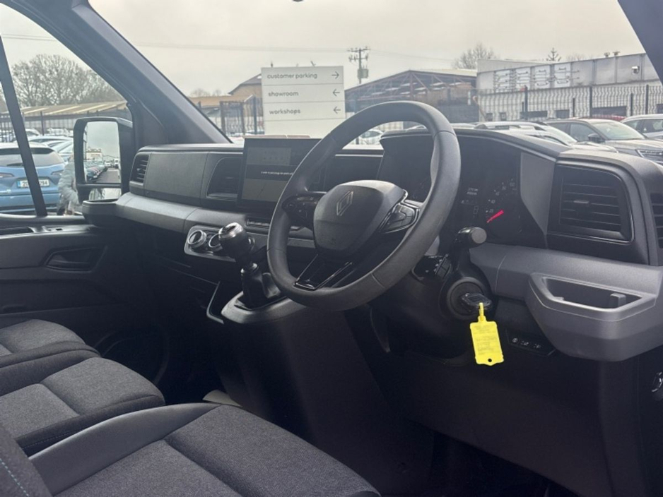 2025 Renault Master - image 10