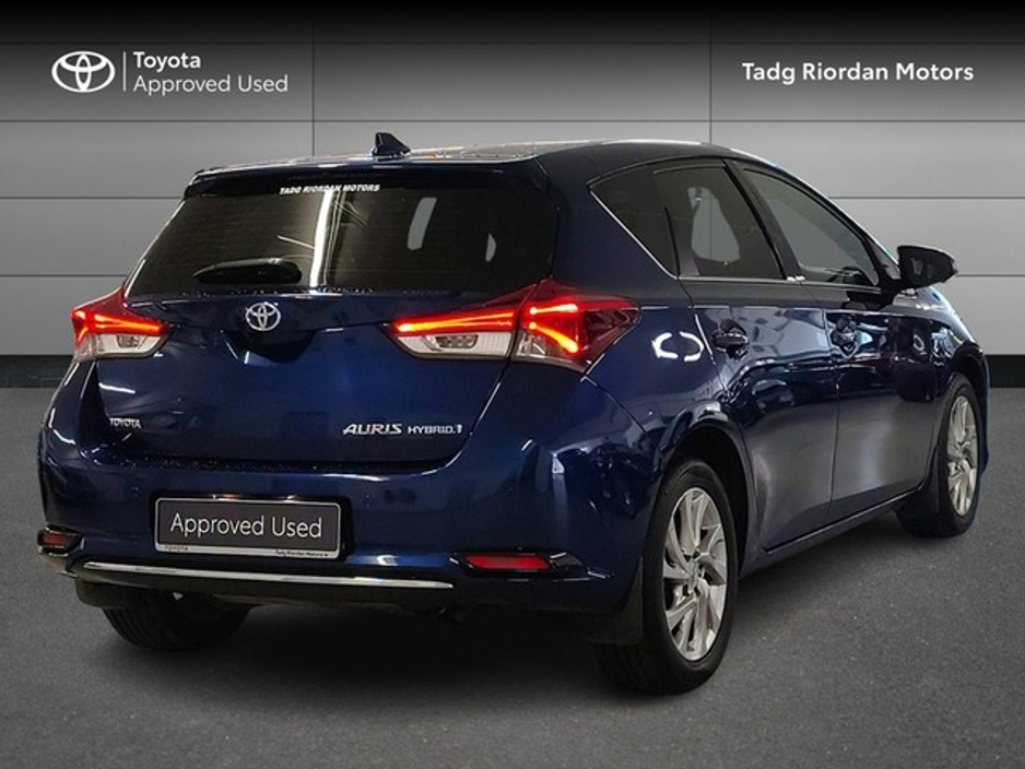 2016 Toyota Auris - image 2