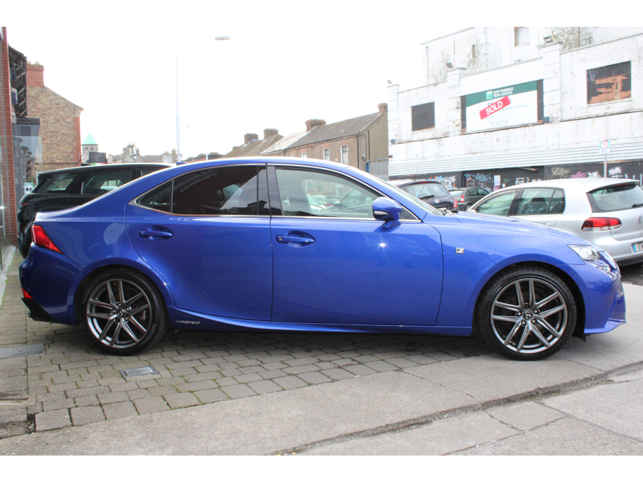 2015 Lexus IS 300 h - image 5