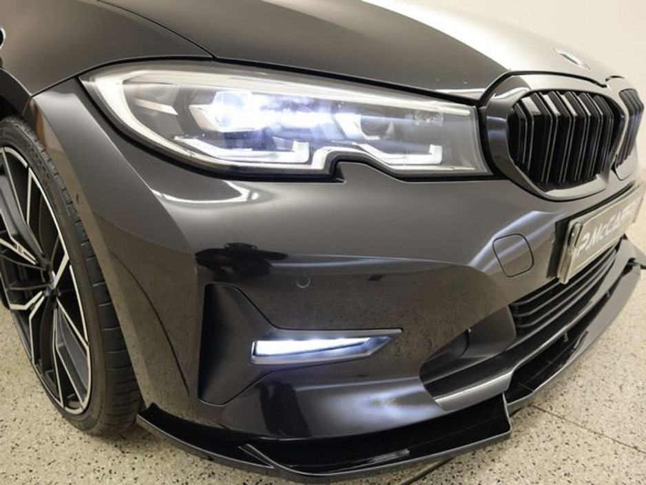 2021 BMW 3 Series - image 22