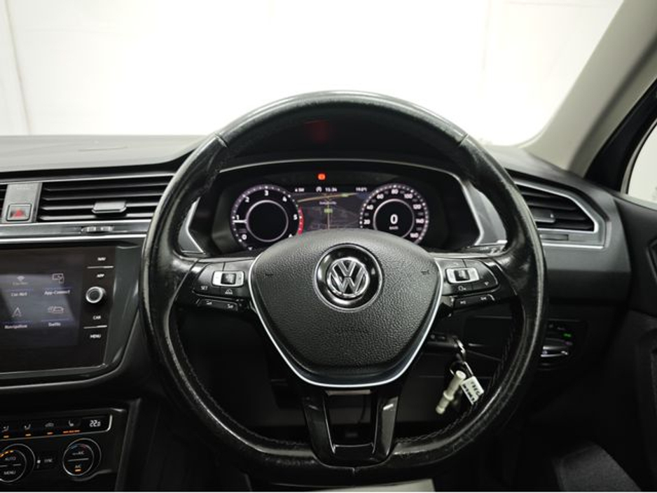2017 Volkswagen Tiguan - image 27