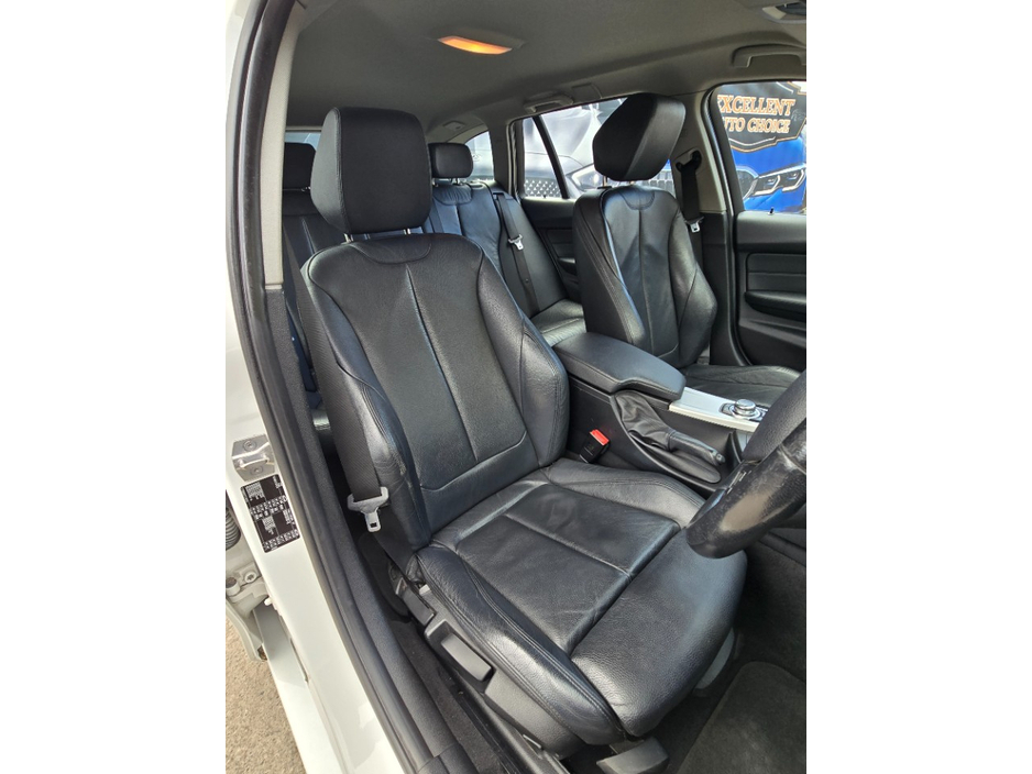 2017 BMW 3 Series - image 12