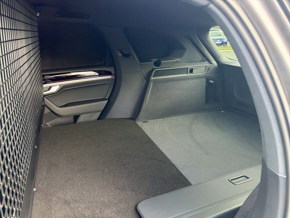 2026 Volkswagen Touareg R-Line (COMMERCIAL)