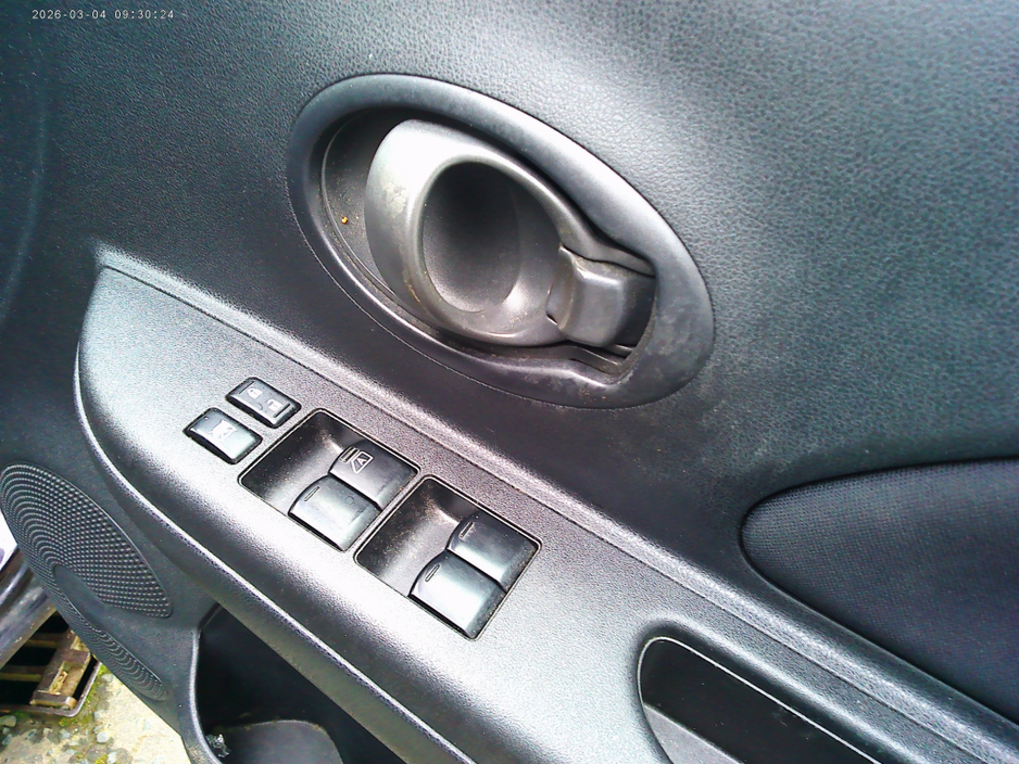 2011 Nissan Micra - image 8