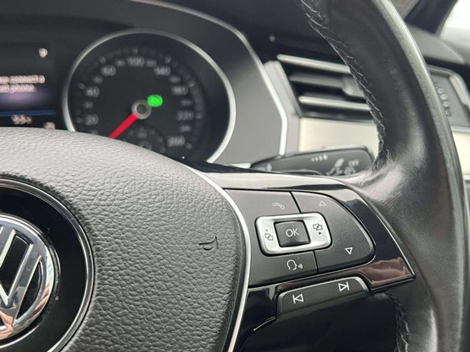 2018 Volkswagen Passat - image 8