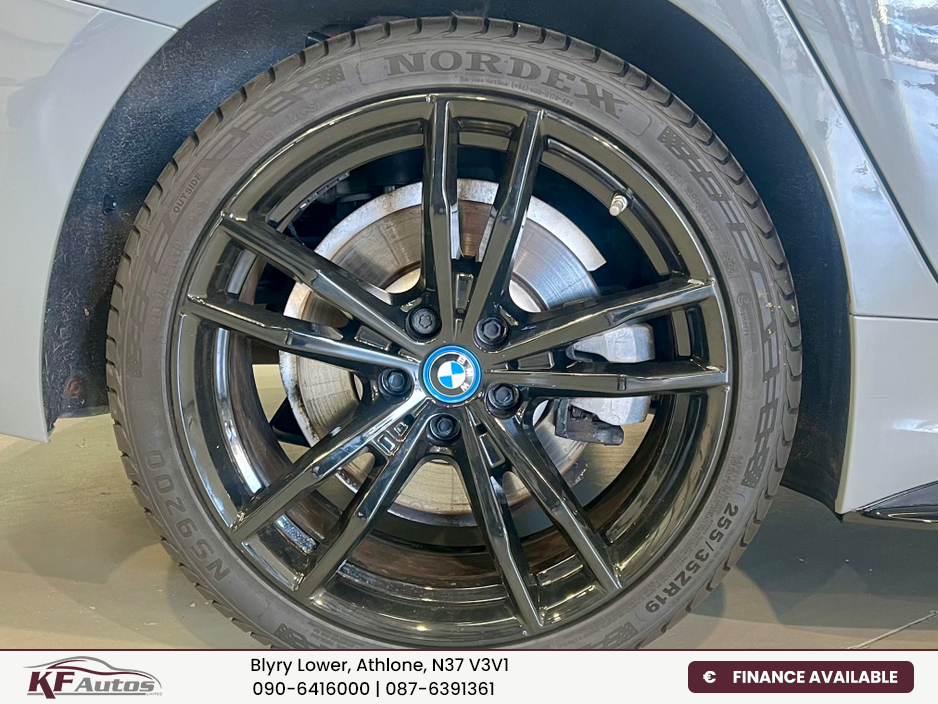 2023 BMW 3 Series - image 10