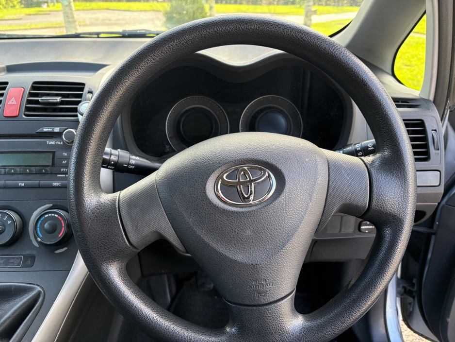 2007 Toyota Auris - image 14