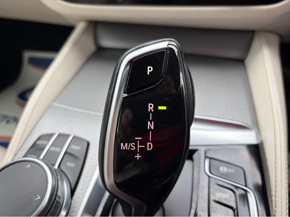 2017 BMW 5 Series - image 20