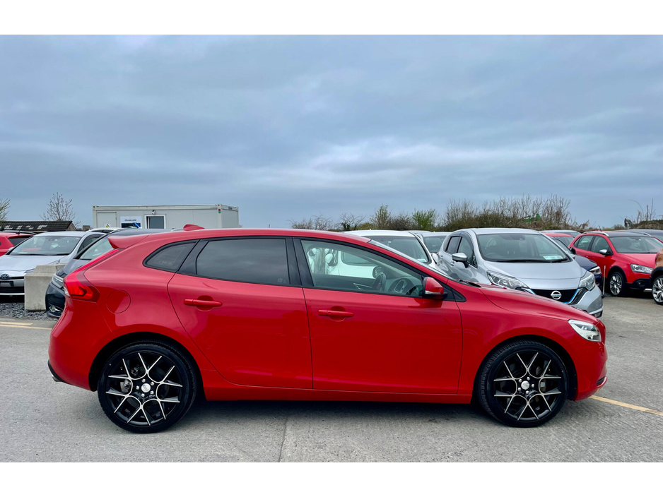 2017 Volvo V40 - image 6
