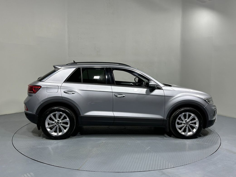 2025 Volkswagen T-Roc - image 8