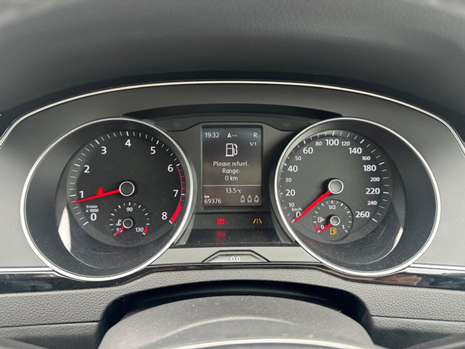 2016 Volkswagen Passat - image 18