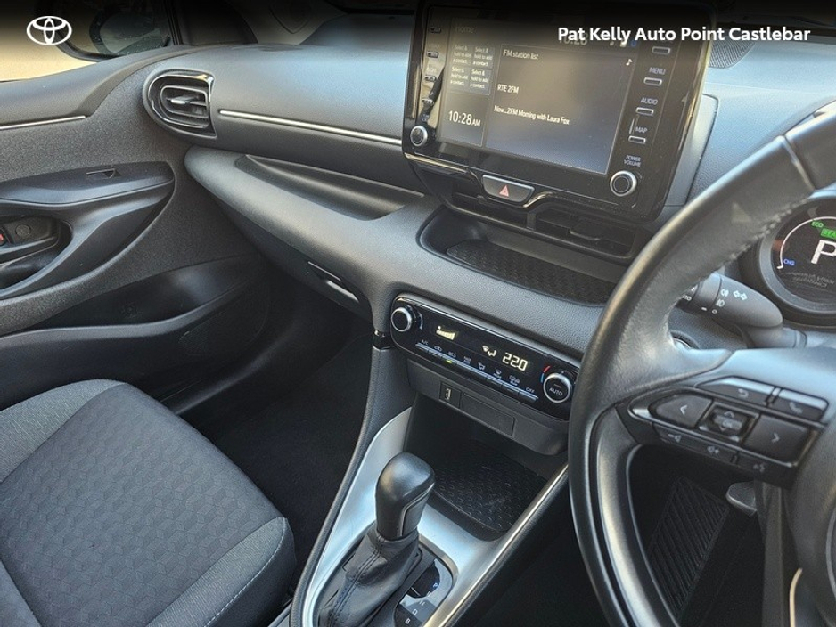 2022 Toyota Yaris - image 13