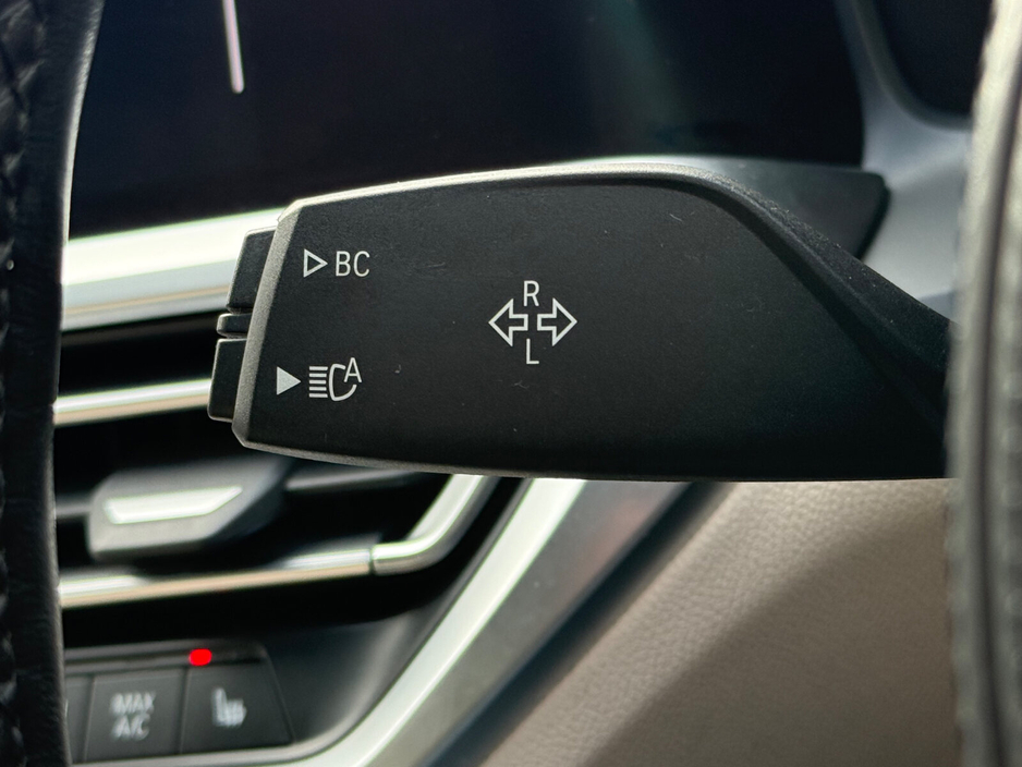 2022 BMW 3 Series - image 24