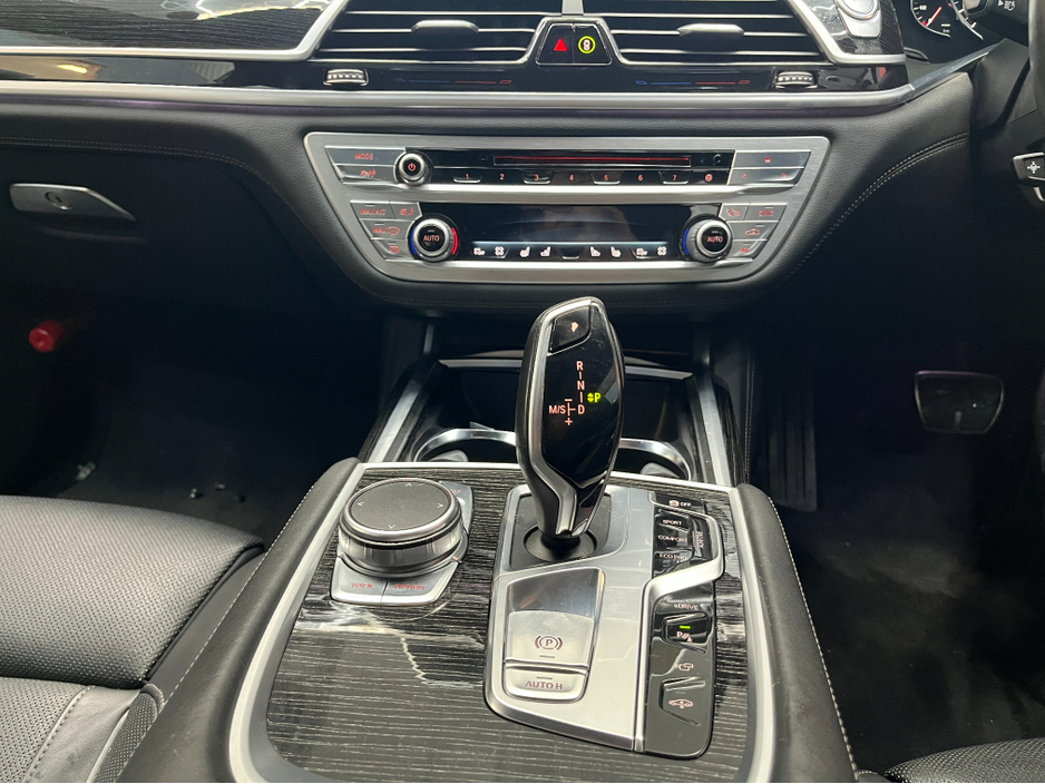 2018 BMW 7 Series 2018 BMW 740E iPERFORMANCE M-SPORT 2.0 AUTOMATIC / CRUISE CONTROL / 360° PARKING CAMERA / ELECTRIC MEMORY HEATED & MASSAGING SEATS / REAR HEATED SEATS / PADDLE SHIFTERS