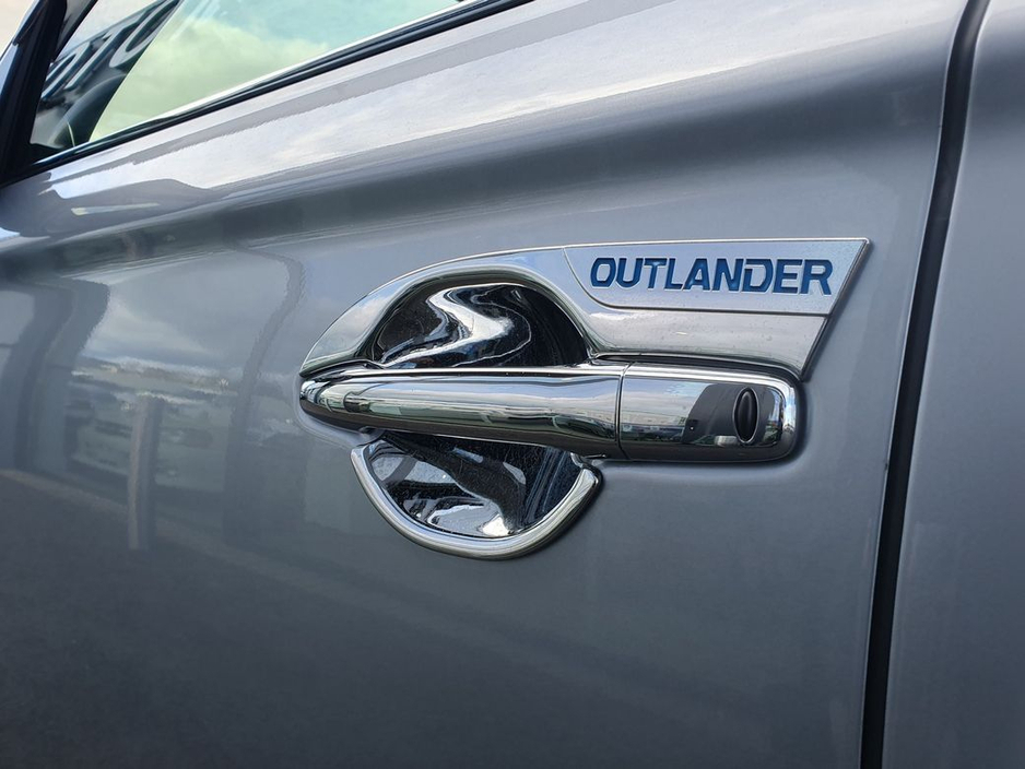 2017 Mitsubishi Outlander - image 28