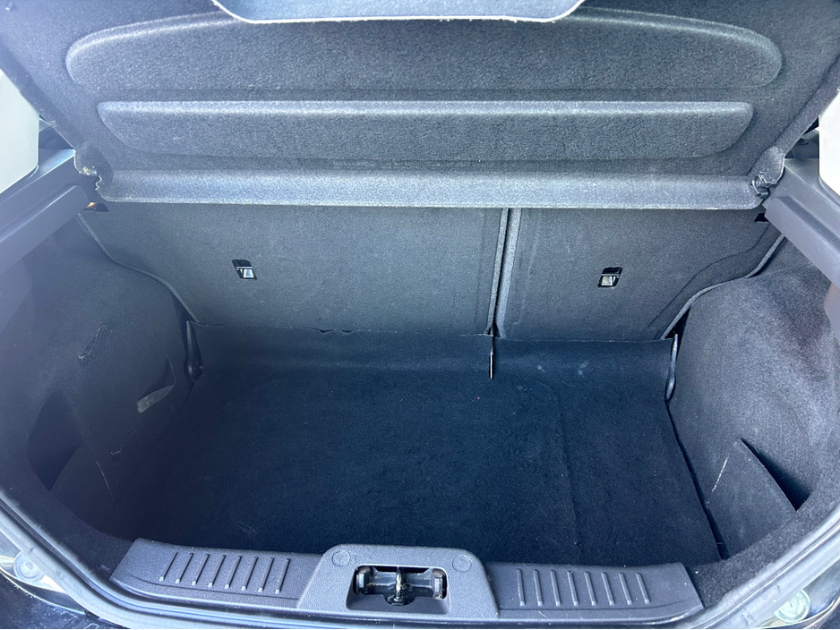 2017 Volkswagen Passat - image 4