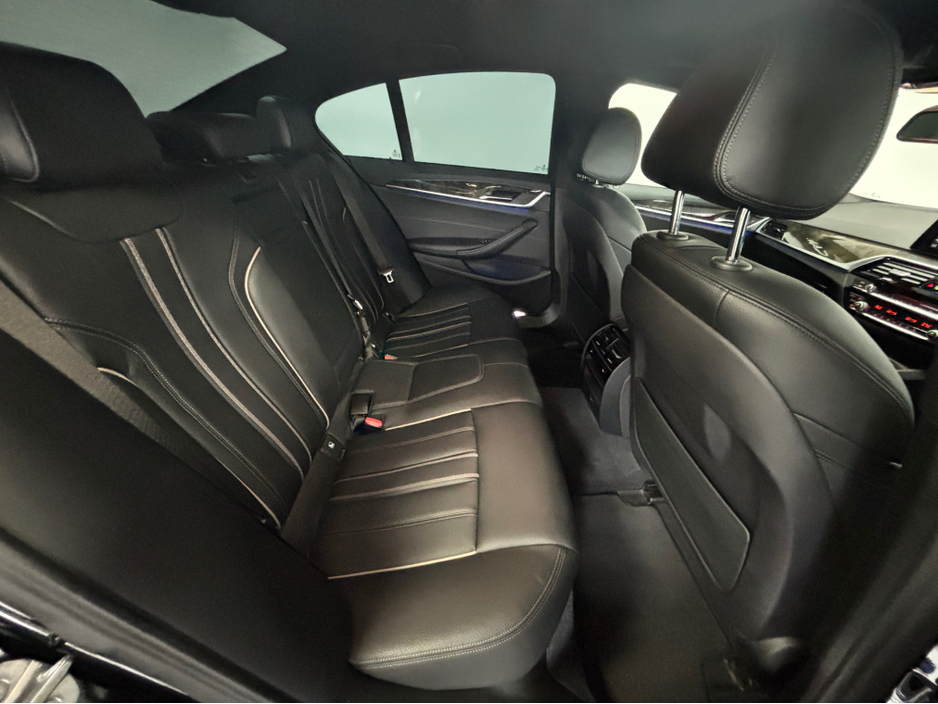 2018 BMW 5 Series - image 13