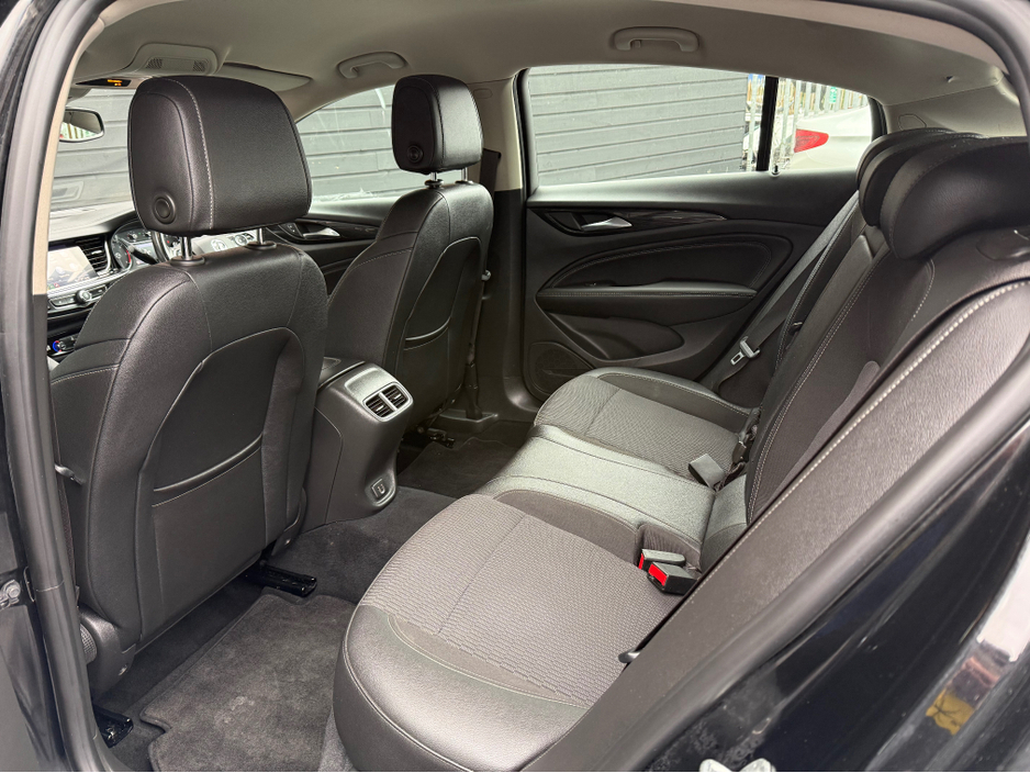 2018 Opel Insignia - image 12
