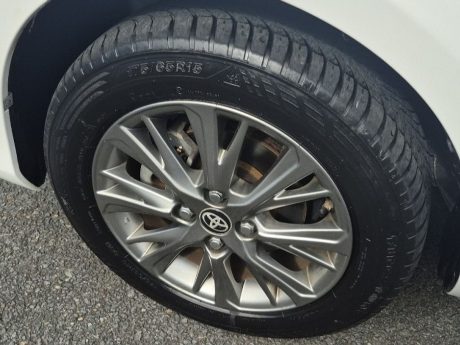 2017 Toyota Vitz - image 10