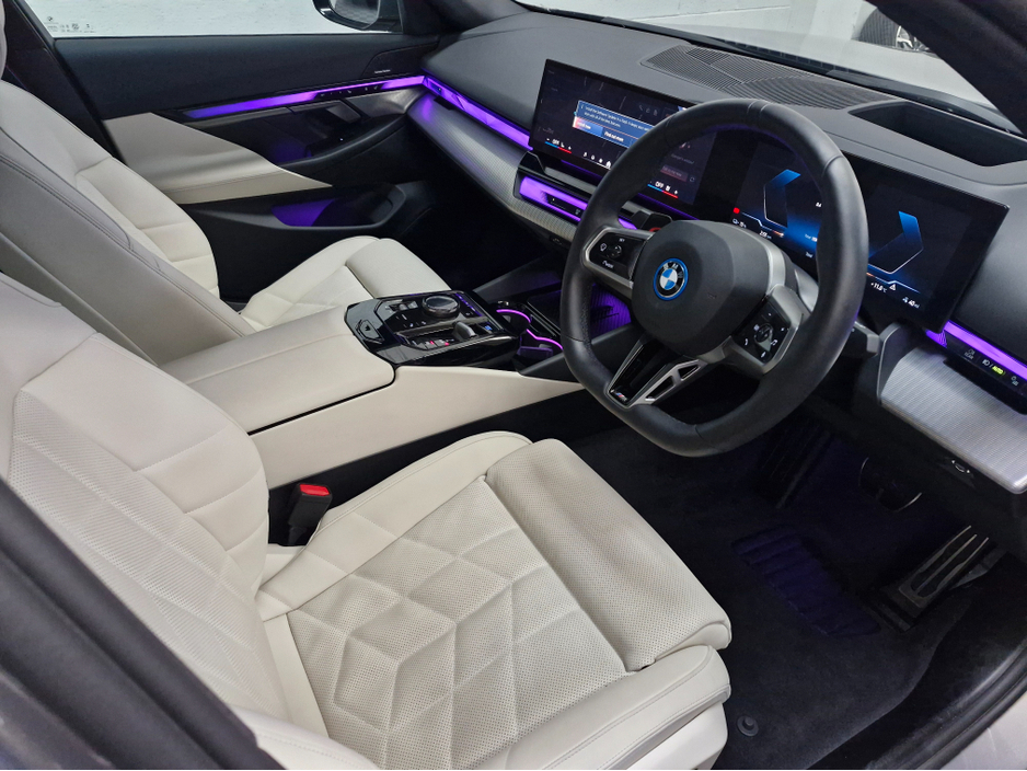 2025 BMW i5 - image 7