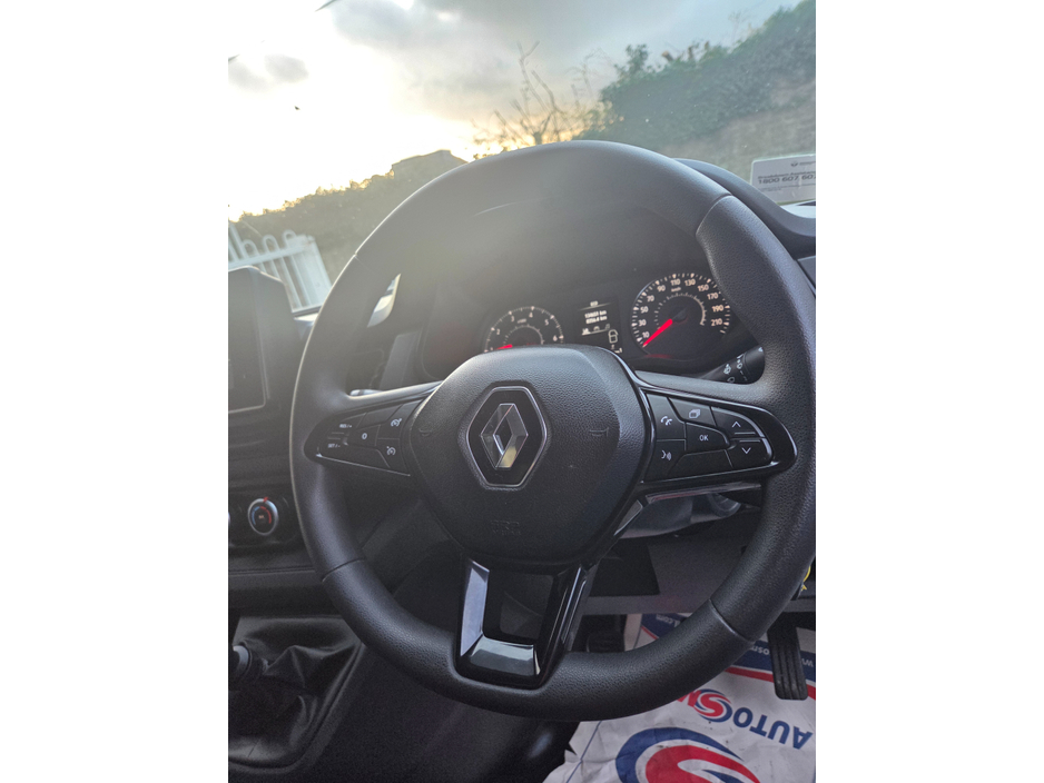 2023 Renault Trafic - image 8