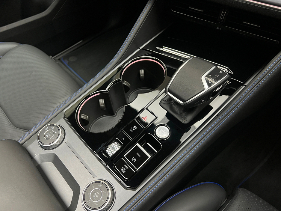 2025 Volkswagen Touareg - image 18