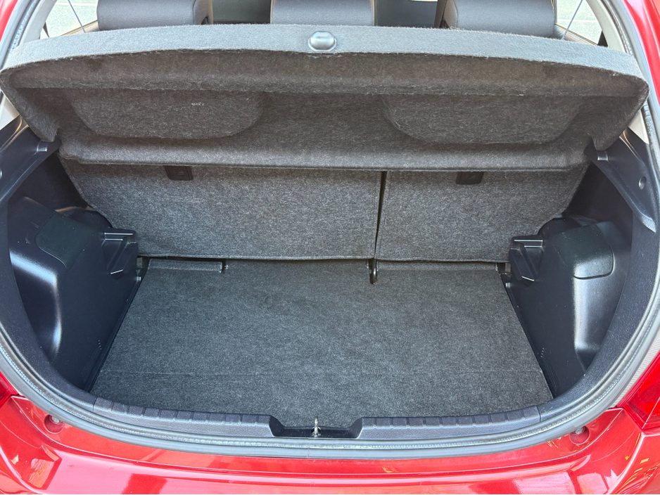 2013 Toyota Yaris - image 7