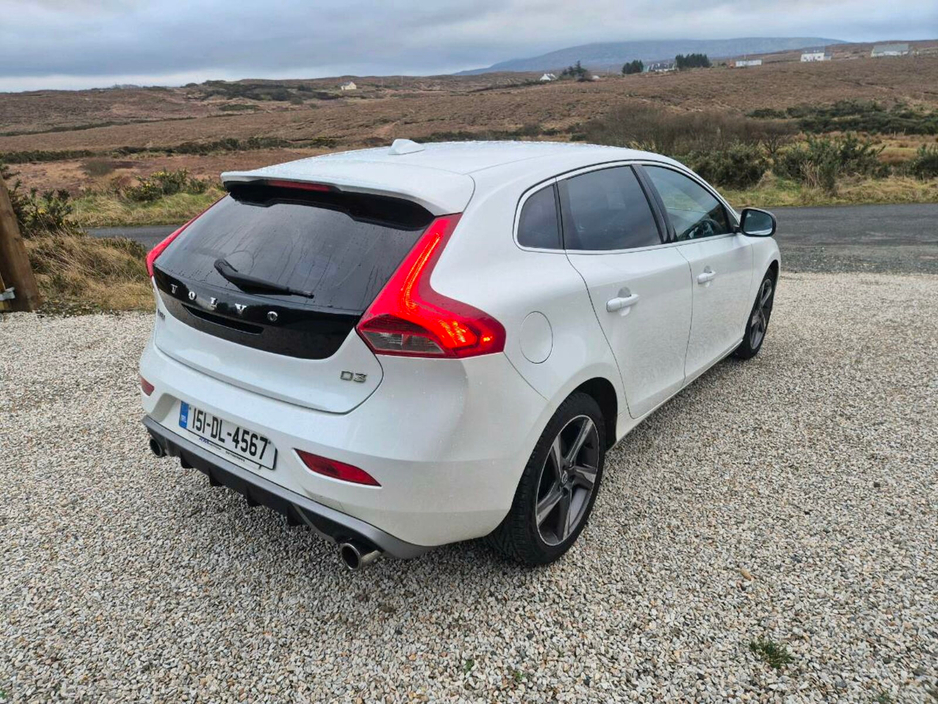 2015 Volvo V40 - image 2