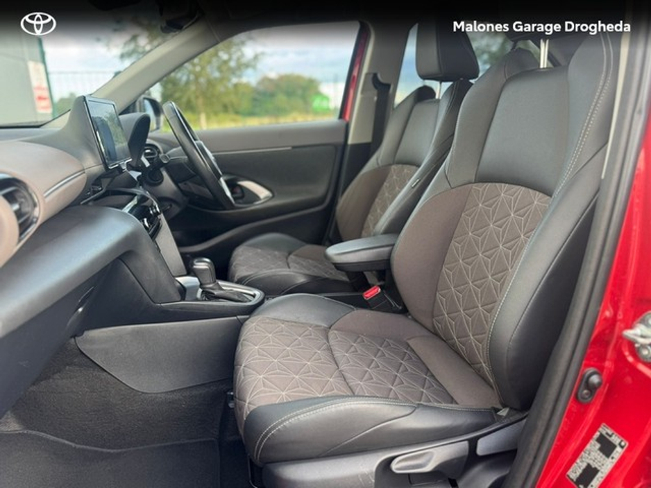 2024 Toyota Yaris Cross - image 7