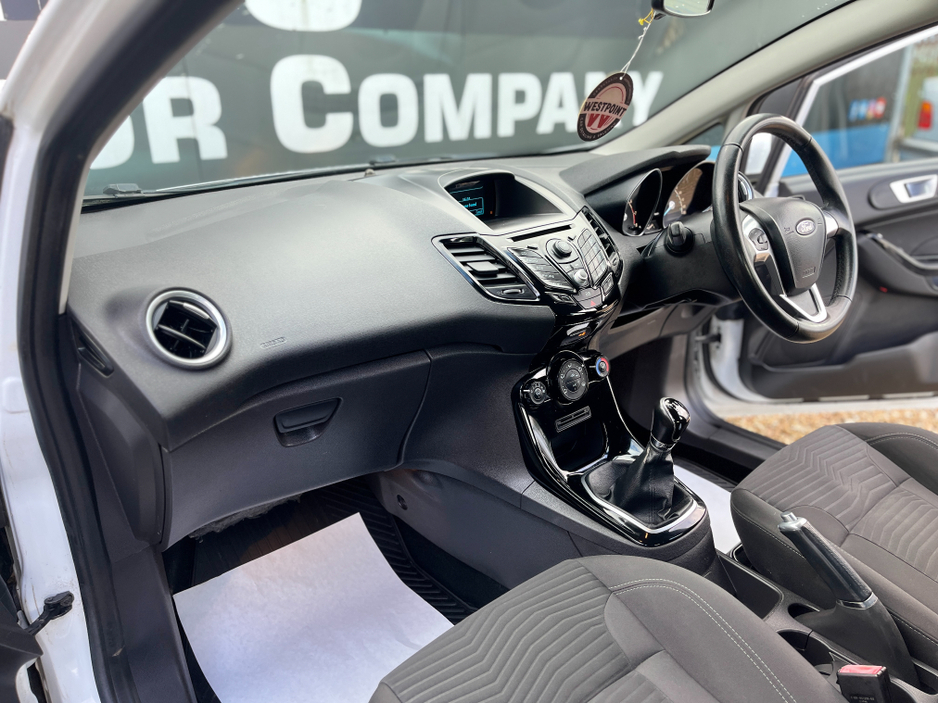 2014 Ford Fiesta - image 9