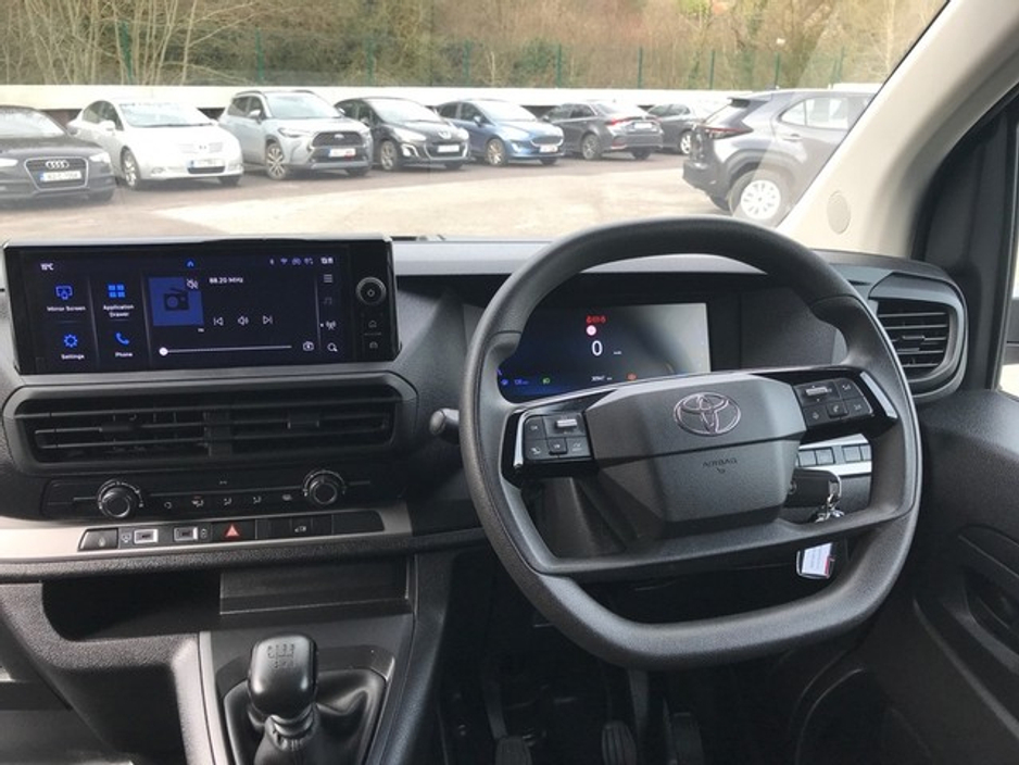 2025 Toyota Proace - image 9