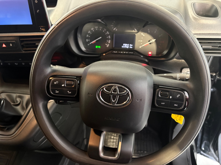 2021 Toyota Proace - image 10