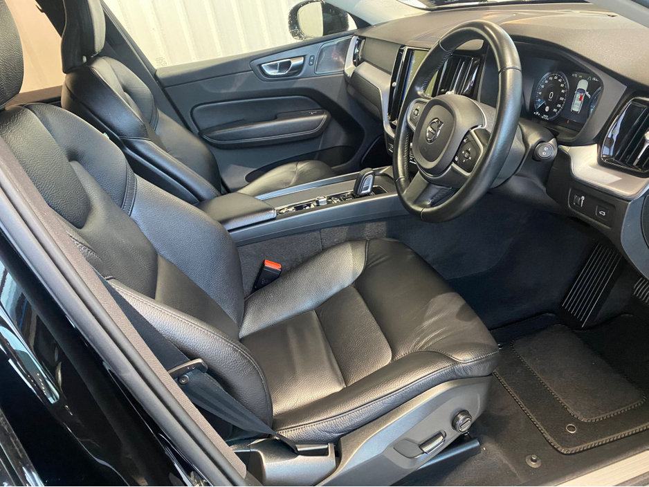 2021 Volvo XC60 - image 12