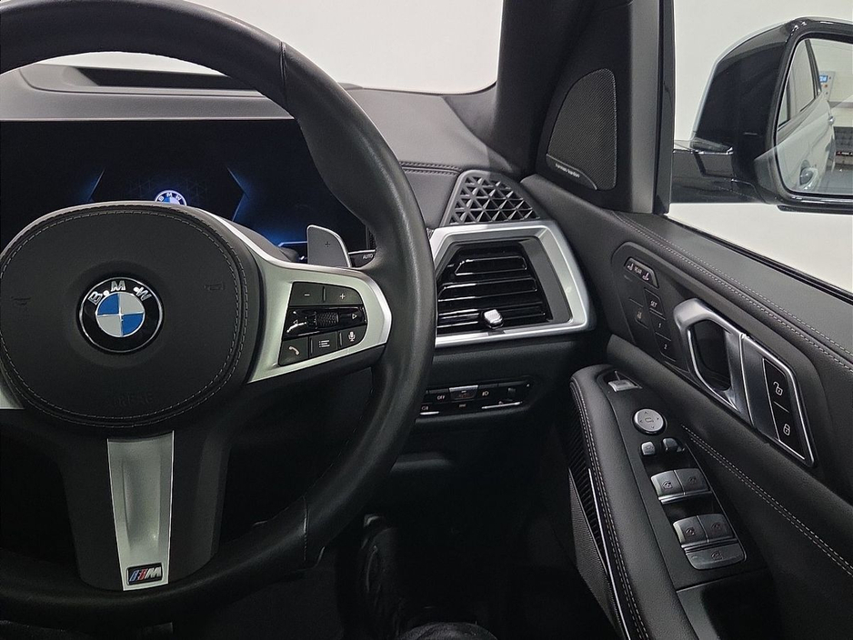 2023 BMW X7 - image 18