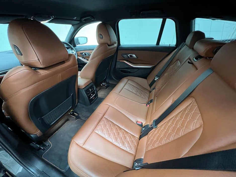 2021 BMW 3 Series - image 6