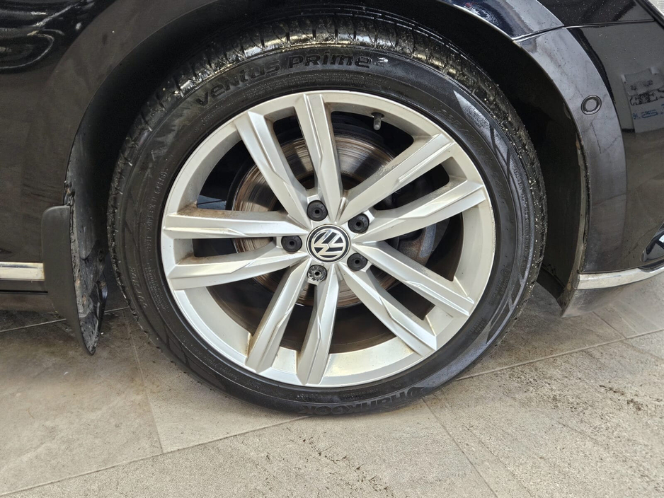 2016 Volkswagen Passat - image 5
