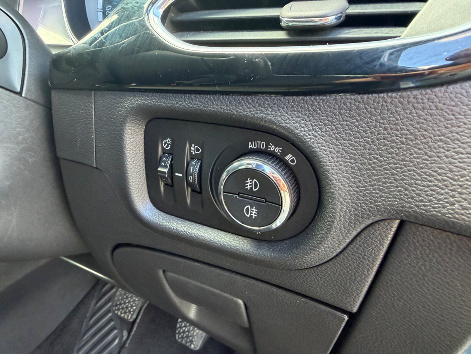 2015 Vauxhall Astra - image 10