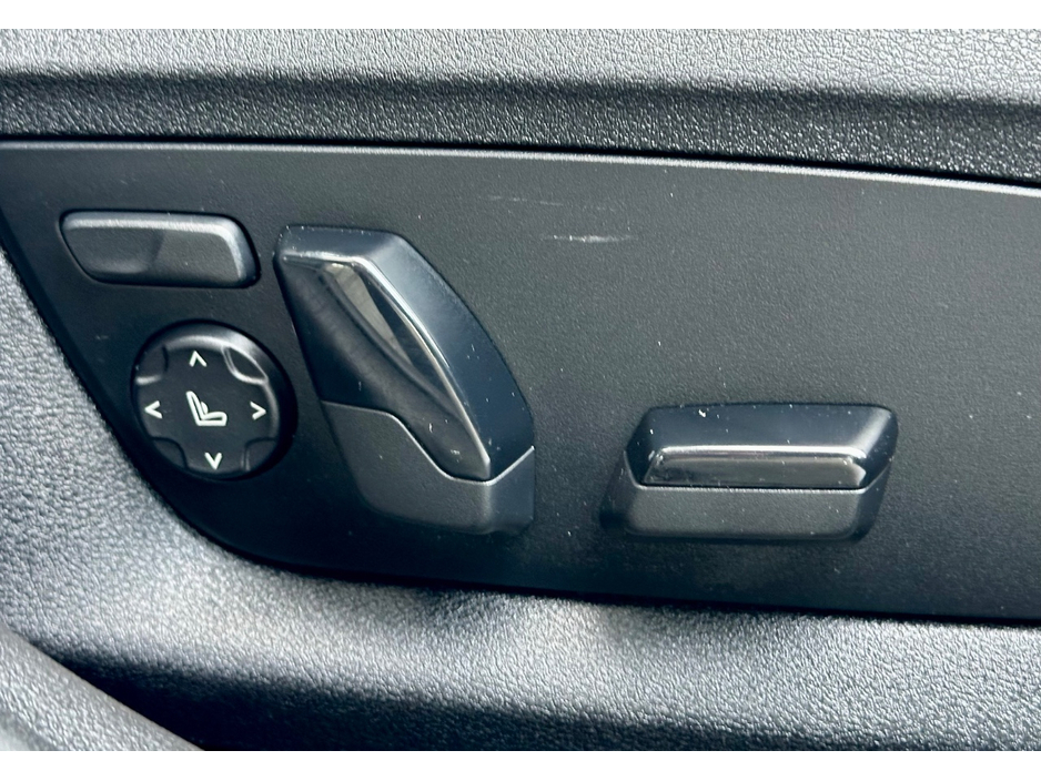 2022 BMW 5 Series - image 13