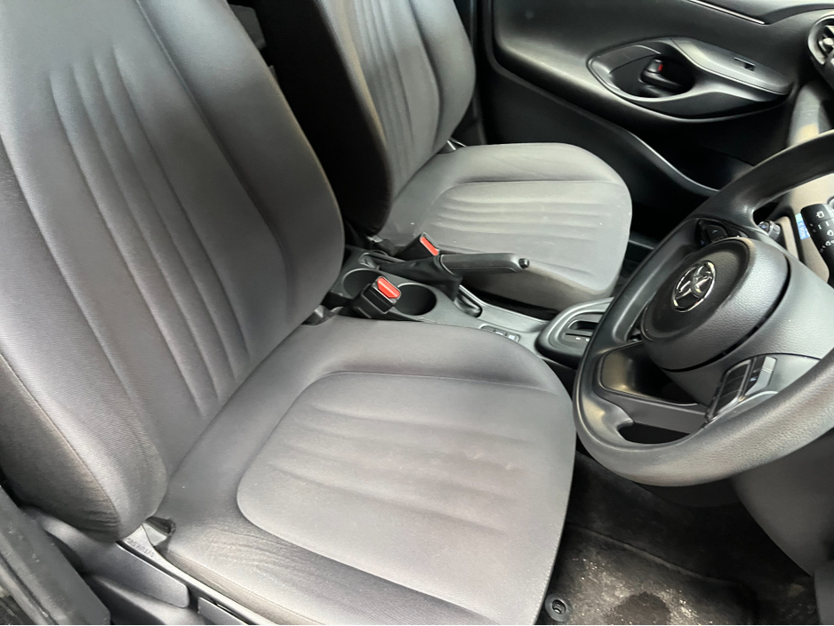 2021 Toyota Yaris - image 9