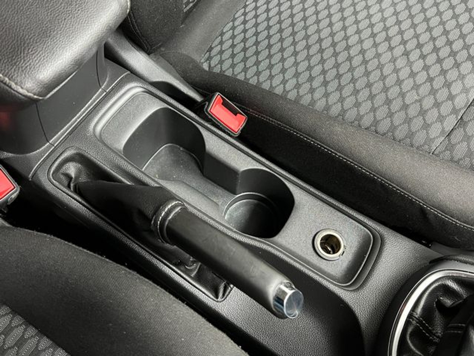 2017 Vauxhall Astra - image 32