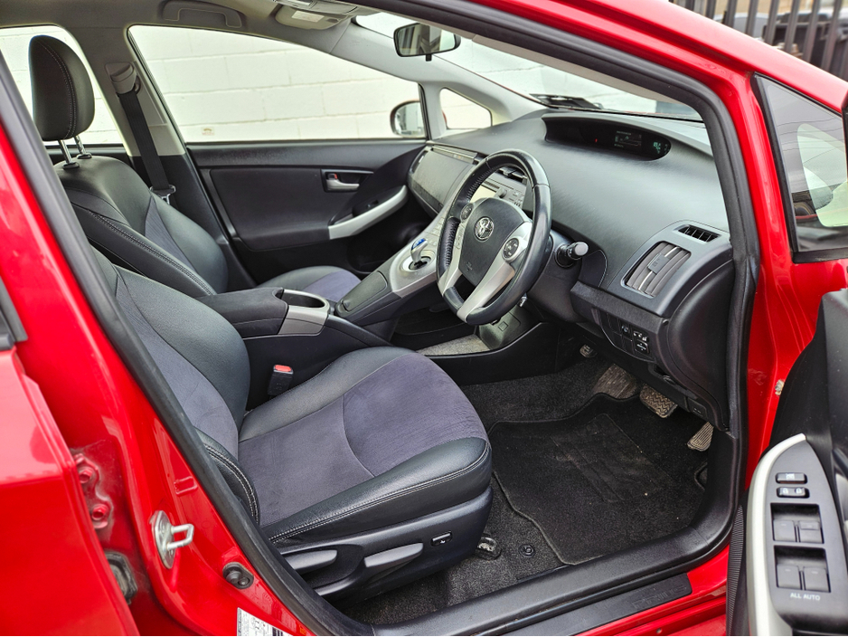 2014 Toyota Prius - image 8