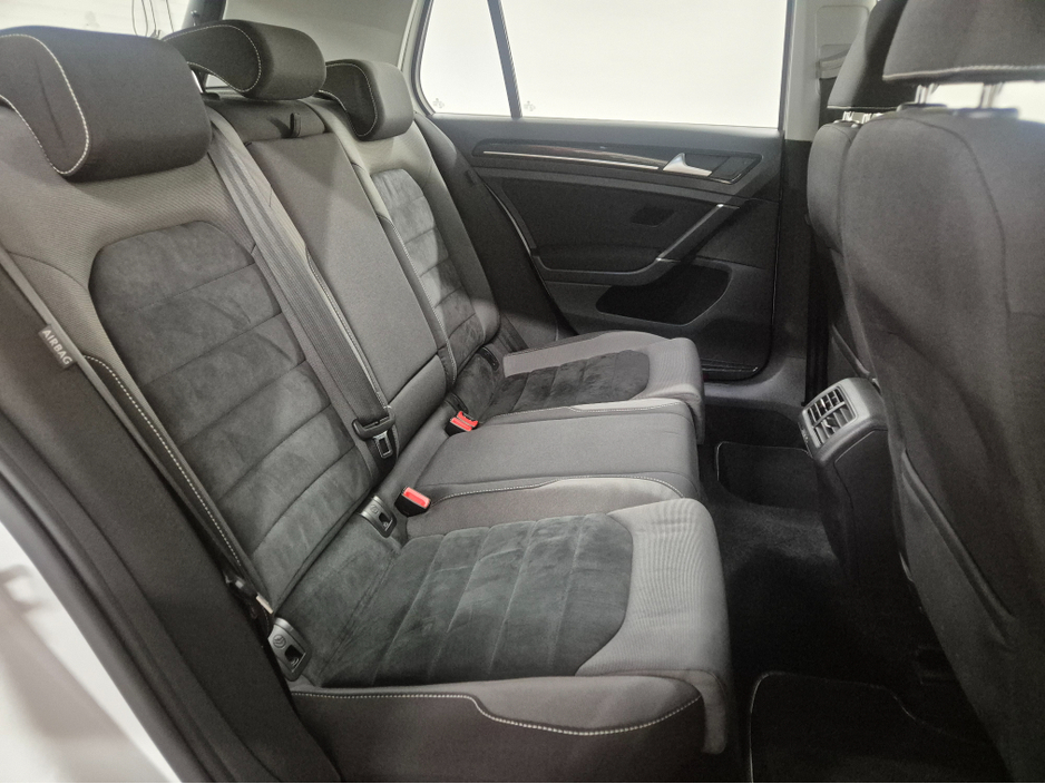 2015 Volkswagen Golf **HIGHLINE**ONLY 64000KMS**ALCANTARA SEATS*17" ALLOYS**LANE ASSIST**KEYLESS ENTRY AND START**ADAPTIVE CRUISE CONTROL**DUAL ZONE CLIMATE CONTROL**REVERSE CAMERA**BLUETOOTH STREAMING**FOLDING MIRRO €15,449